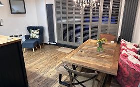 •Mangohauslondon• •Airconditioned•Garden•Fire Pit•